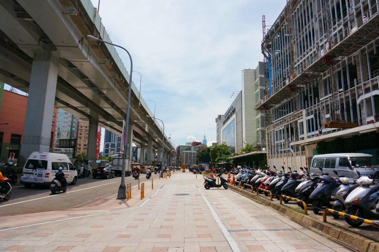 Rua lateral do Guang Hua Digital Plaza, um dos grandes centros de eletrônicos de Taipei.