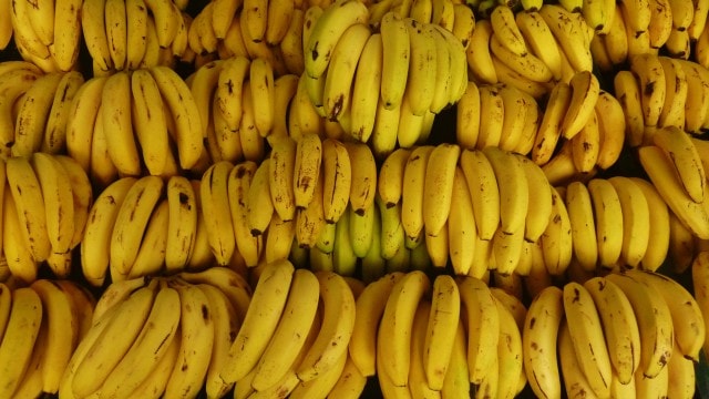 Um monte de bananas amarelas e bonitas.